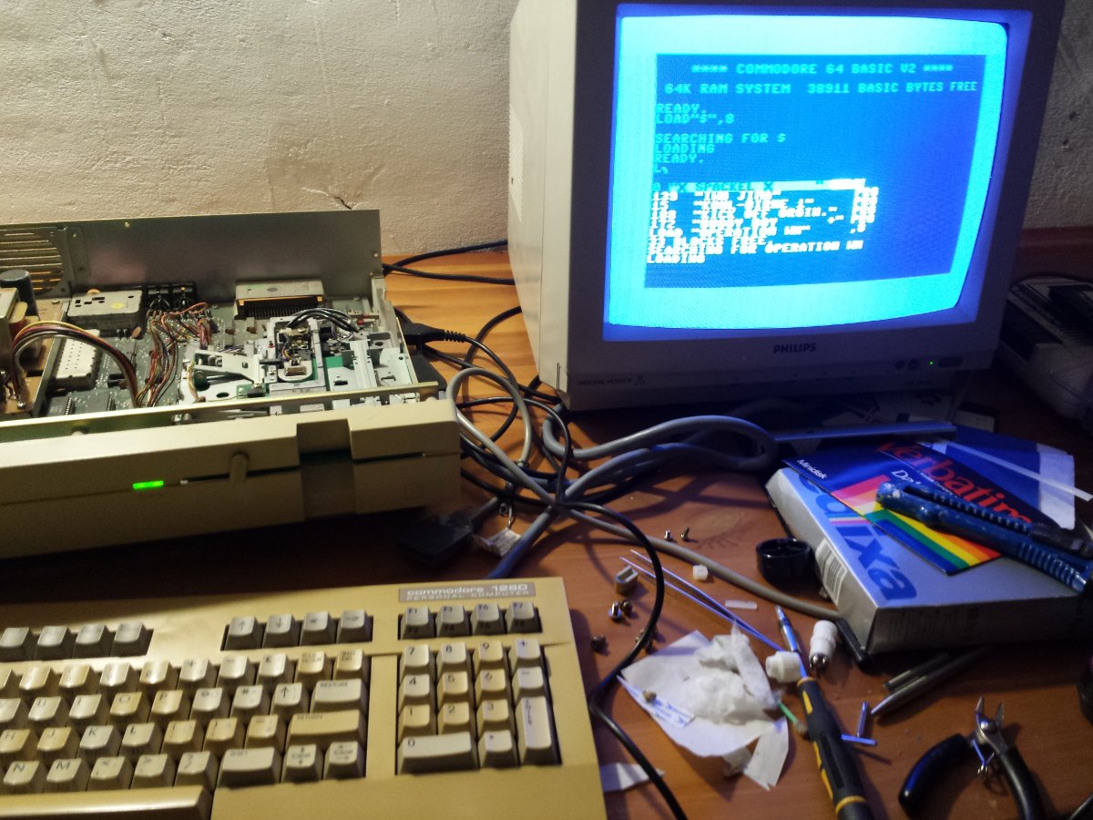 Commodore 128D geöffnete Version im C64 Modus