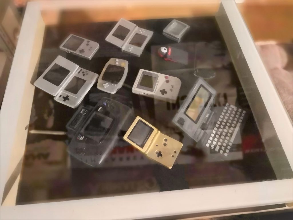 Glastisch mit verschiedenen Handheld Konsolen